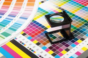 The magnifying glass standing on a leaf of the test print Tipografia